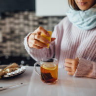 Девушка выжимает лимонный сок в чай картинка