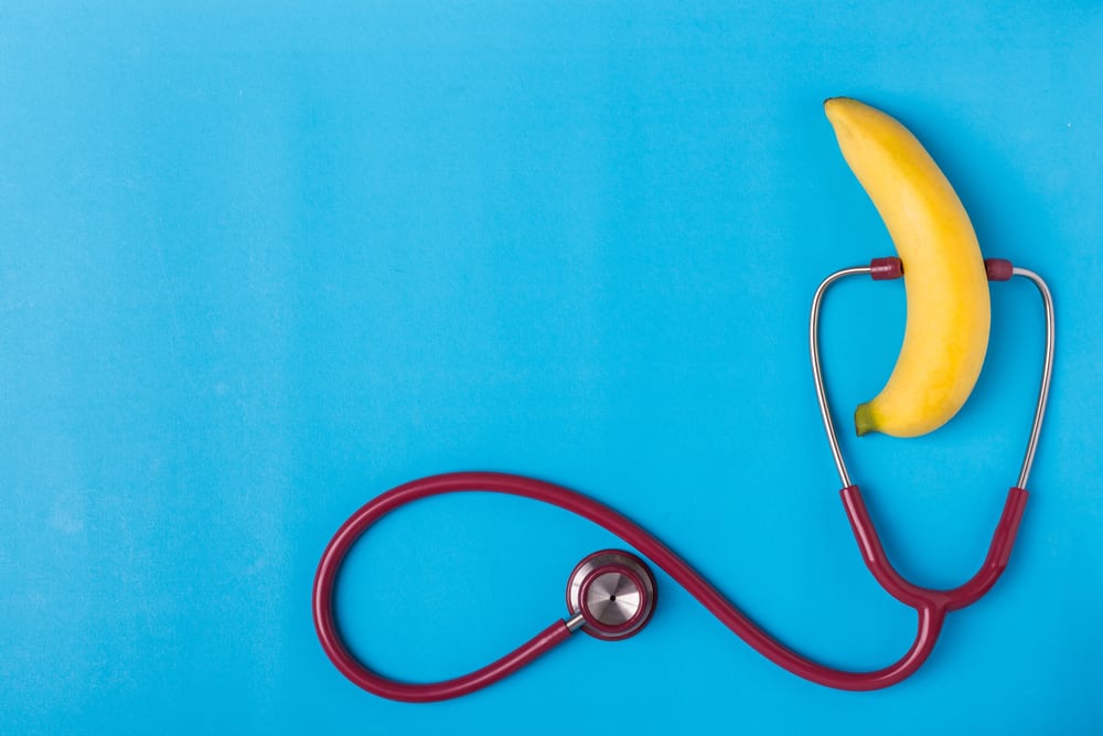 стетоскоп и банан концепция лечения проблем с потенцией