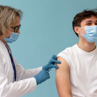 врач делает прививку от гриппа