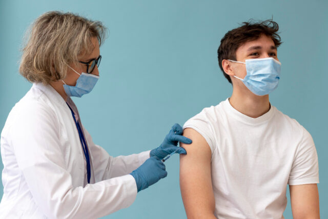 врач делает прививку от гриппа